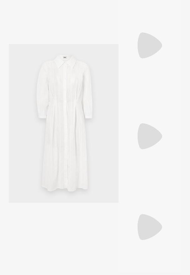 Fehér, gombos ruházat galléros nyakkal, háromnegyedes ujjakkal, függőleges csíkozással és légies A vonalú sziluettel.; Fekete, hegyes orrú, slingback cipő alacsony sarkával, sima bőrből készült, oldalt kivágott deisgnal a légáteresztőképesség érdekében.; Fekete bőrtáska íves formával, karcsú fogantyúval, ezüst cipzárral és Calvin Klein logóval az elején. Simább textúra és minimalista dizájn.; Aranyszínű, félhold alakú fülbevalók, polírozott felülettel és zsanéros záródással. A sima textúra és a fényes felület fokozza a láthatóságot.
