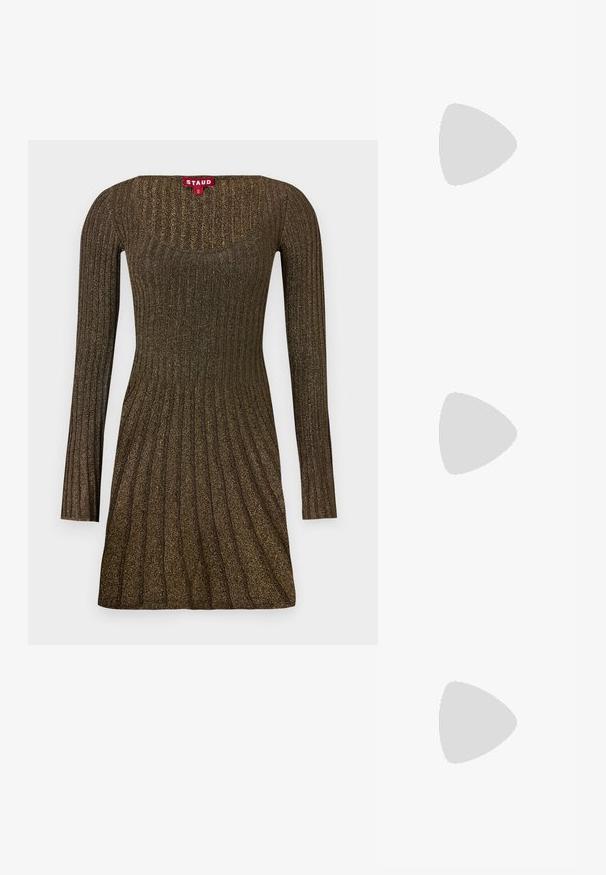 Gebreide jurk met lange mouwen, met een geribbelde textuur in bruin met subtiele glans, een vierkante halslijn en een uitlopende silhouet.; Zwarte leren slingback schoen met een puntige neus, decoratieve banden met metalen oogjes en een lage blokhak. Textuur oppervlak.; Zwarte leren handtas met een strak ontwerp, voorzien van een zilveren gevleugeld logo en een kettingband. Textuurafwerking met ritssluiting.; Gouden metalen oorbellen met een gedraaide design, een gladde, glanzende oppervlakte en ronde vormen. Elke oorbel is ongeveer 5 centimeter groot.