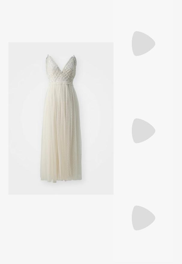 Needle & Thread HEART LATTICE BODICE CAMI ANKLE GOWN EXCLUSIVE - Pidulikud riided - cream; Mustad läikivad patendiga slingback-kõrged kontsad, millel on terav põlv ja reguleeritav pahkluu rihm, ning mõõdukas plokknukk. Sile tekstuur läikiva viimistlusega.; Must värvi nahast kott kaarjate käepidemetega, metallsulgurite aktsentidega ääres ja luku sulgemisega. Sile tekstuur ja lihtne disain.; Pärliõie kõrvarõngad kuldsete aktsentidega. Iga õieleht sisaldab väikeseid ümmarguseid pärleid, mis on paigutatud lillemustrisse, koos tilkuvate pärlite detailidega.