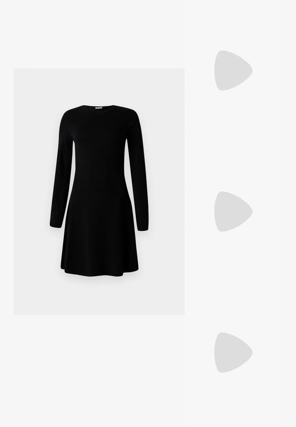 Robe noire à manches longues avec un col rond. Silhouette évasée en A ; texture lisse ; aucun motif ni accent visible.; Chaussures Mary Jane en cuir verni beige avec deux boucles ajustables, bout pointu et un petit talon. Texture lisse avec un fini brillant.; Sac à main en cuir crème avec une forme de croissant, quincaillerie dorée, accents noirs et une bandoulière amovible. Présente un détail en chaîne et une étiquette.; Ensemble de boucles d'oreilles dorées comprenant trois paires : des clous ovales texturés, des clous au design ondulé et de grandes boucles d'oreilles avec des nervures superposées.