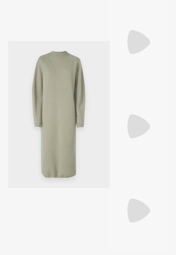 Abito a maniche lunghe con scollatura a girocollo in morbido tessuto a maglia verde chiaro. Presenta una silhouette rilassata e polsini e scollatura a costine.; Stivale alla caviglia in pelle nera con punta appuntita e tacco a blocco. Texture liscia, design minimalista e silhouette alta.; Occhiali da sole neri con design a occhio di gatto, dotati di lenti scure, finitura lucida e sottili accenti del logo sulle asticelle.; Orecchini a cerchio in argento con una finitura liscia e lucente. Forma arrotondata, design leggero, con chiusura a perno.