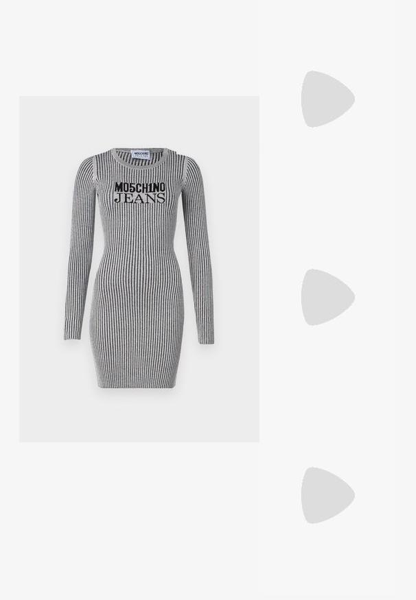 Pletené šaty v sivej farbe s vertikálnymi čiernymi pruhmi. Majú dlhé rukávy a okrúhly výstrih. Logo "Moschino Jeans" je umiestnené na hrudi.; Biela krátka tričko s krátkymi rukávmi vyrobené z rebrovanej látky. Klasický okrúhly výstrih, bežný strih a jemné švy. Bez vzorov alebo grafiky.; Čierne kožené baleríny s okrúhlou špičkou, hladkým povrchom, minimálnym prešívaním a flexibilným dizajnom podrážky.; Hnedá kožená kabelka s klopou, zlatými kovovými prvkami, ramenným popruhom a hladkým povrchom. Kompaktný obdĺžnikový tvar.