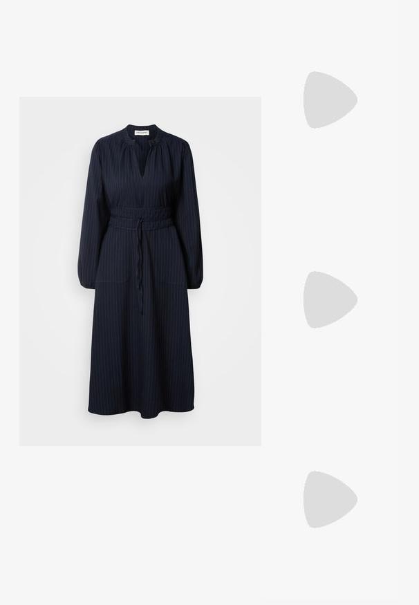Robe bleu marine avec des rayures verticales, manches longues, décolleté plissé et taille ceinturée. Elle possède deux poches avant.; Bottes haute au genou à bout pointu en imprimé serpent, avec un motif texturé gris et blanc, des talons aiguilles et une fermeture éclair sur le côté.; Sac hobo en cuir noir avec une seule poignée ronde et douce ; présente une texture lisse et un design minimaliste. Pas de matériel ou d'accents visibles.; Boucles d'oreilles en argent au design minimaliste. Forme circulaire, texture lisse et profil fin. Légères avec une finition polie.
