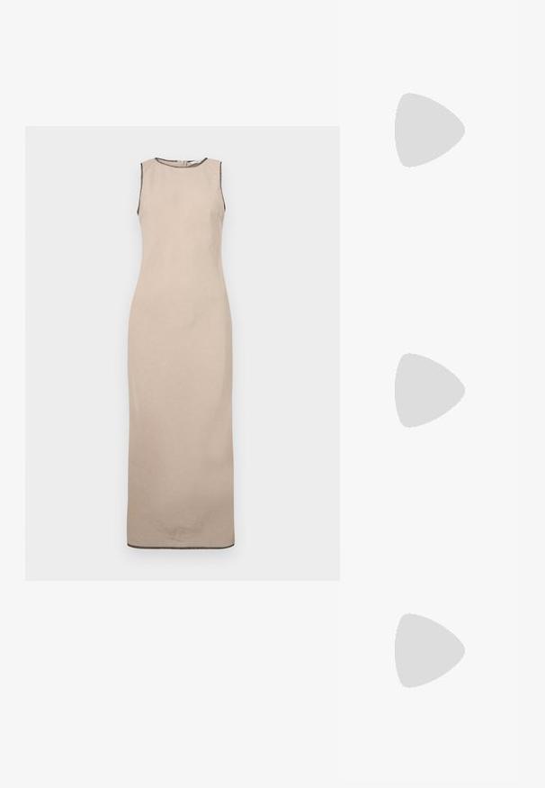 Beige αμάνικο μάξι φόρεμα με λεία υφή, διαθέτοντας στρογγυλή λαιμόκοψη και διακριτική μαύρη άκρη κατά μήκος των άκρων.; Μαύρο παπούτσι slingback από πατέντο δέρμα με μυτερή μύτη, λουράκια στον αστράγαλο που διαθέτουν ασημένιες αγκράφες και μεταλλικά στοιχεία, και λεπτό τακούνι.; Χρυσή μεταλλική τσάντα χειρός με δομημένο σχέδιο, λεία υφή και ρυθμιζόμενο λουρί. Διαθέτει μοναδικό τριγωνικό σχήμα και μινιμαλιστική ραφή.; Χρυσά σκουλαρίκια με υφή, κυματιστά σχήματα. Περιλαμβάνουν γλυπτικά κλιπ-σε σκουλαρίκια και σχέδιο ανοιχτού σκουλαρικιού με σφυρήλατη επιφάνεια.