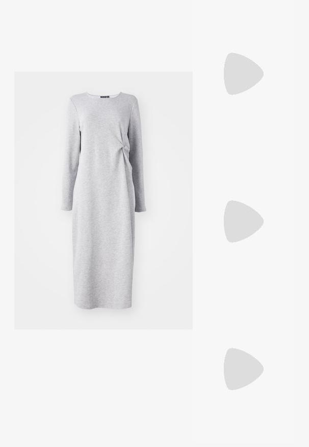 Siva dolga pletena obleka z okroglim izrezom, ki ima zasukano podrobnost v predelu pasu in raven silhueto. Mehka tekstura.; Črne lakirane slingback pete s koničastim nosom in geometrijsko blokasto peto. Imajo eleganten, minimalističen dizajn in gladko teksturo.; Črna usnjena torbica s ukrivljeno obliko, z odstranljivo naramnico in zlatimi dodatki. Torbica ima pokrov s podrobnostmi v obliki zaponke.; Zlati prstan s organskim, zvitim dizajnom, gladko površino in taperiranimi konci, ki ustvarja modernega, skulpturalnega videza.
