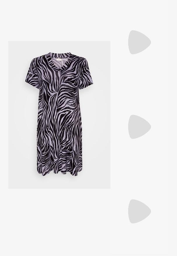 Juodai ir šviesiai purpurinės zebra rašto suknelė trumpomis rankovėmis, su v-kaklu ir plačiu siluetu, pagaminta iš švelnios, lygios medžiagos.; Juodi šlepetės su kvadratiniu pirštu ir žemu bloku kulnu. Yra keli ploni dirželiai ir reguliuojamas kulkšnies diržas. Pagaminti iš lygios odos.; Juodas odinis nešiojamas krepšys su lygiu paviršiumi, struktūrine forma, dviem rankenėlėmis ir ryškiu sidabriniu sagties akcentu priekyje.; Sidabriniai lašo formos auskarai su kvadrato formos auskaru, turintys lygų, poliruotą paviršių ir ašarėlės formą, atsispindintys šviesoje su blizgiu paviršiumi.