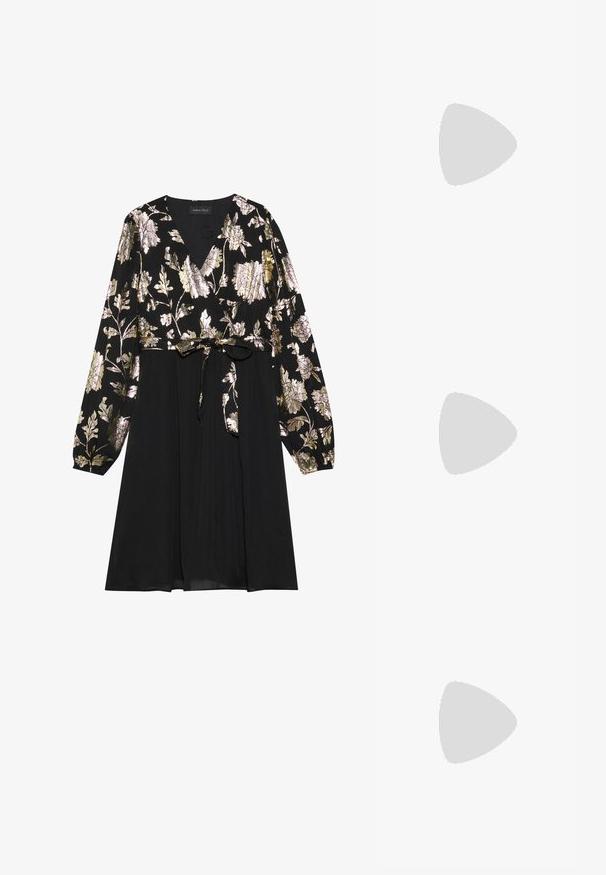 Fekete ruha hosszú ujjal, arany és ezüst virágmintával az elején. A deréknál megkötővel, sima anyagú szoknyával.; Fekete lakk bőr, pántos magassarkú cipő, hegyes orral, lekerekített kivágással és tömbsarkal. Arany színű csat díszíti.; Fekete, oversize napszemüveg fokozatos árnyalatú lencsékkel, vastag kerettel és arany színű lánc díszítéssel a szárakon.; Fekete tote táska szintetikus anyagból, egyszerű téglalap formájú dizájnnal, arany négyzet díszítésekkel és dupla fogantyúkkal.