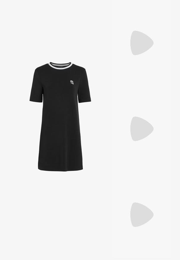 Vestido preto de manga curta feito de algodão, com um decote redondo, apresentando uma faixa de destaque branca e um pequeno design bordado no peito.; Sapatilhas brancas de couro com uma sola branca espessa, detalhe em camurça preta no calcanhar e logótipo em relevo na lateral. Design com atacadores e seis ilhós.; Óculos de sol oversized pretos com forma geométrica, apresentando lentes escuras e um detalhe cinza em contraste na armação. Logotipo na haste.; Brincos de argola prateados com um acabamento suave e brilhante. Forma arredondada, design leve, com fecho de pino.