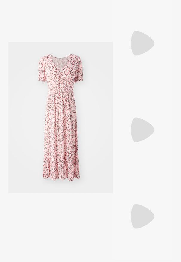 Robe maxi fleurie blanche avec de petites fleurs rouges, décolleté en V, manches courtes bouffantes et taille froncée. Elle possède un ourlet volanté.; Chaussure à talon aiguille à bout pointu avec un schema de couleurs argent, or et nude. Fini brillant avec un design découpé, dotée d'un talon stiletto.; Pochette en métal argenté avec une forme douce et arrondie et un fermoir en haut noué. Fabriquée en simili cuir lisse.; Boucles d'oreilles en argent en forme de créoles avec un design torsadé, dotées d'une finition polie et d'une fermeture à poussoir. Mesurent environ 3 cm de diamètre.