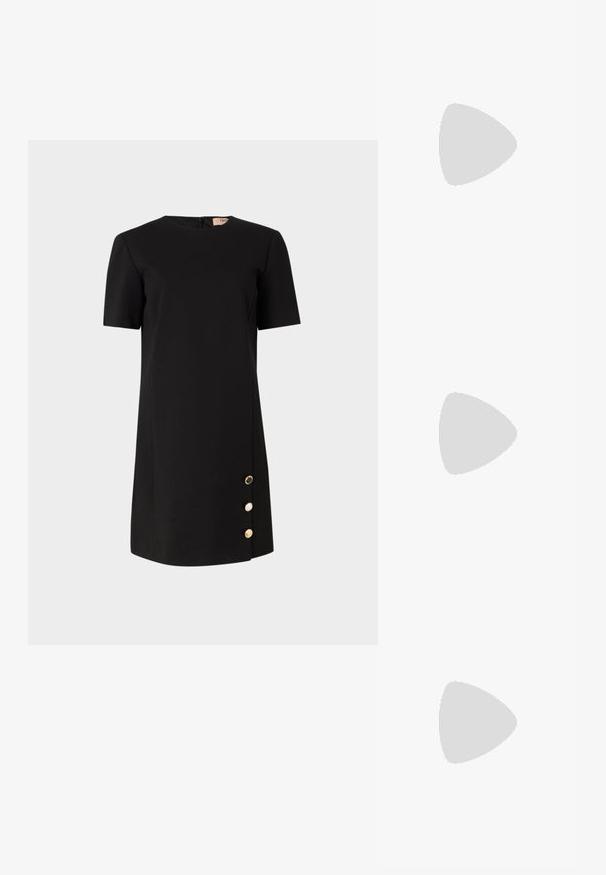 Svart kortärmad klänning i ett mjukt tyg, med rund halsringning och dekorativa guldbuttons på vänster sida.; Svarta högklackade sandaler har tunna remmar med en knuten design, en slät fyrkantig tå och en smal stilettklack.; Ljusgrå metallisk handväska med kedjestropp, prydd med små cirkulära metallnitar och en triangulär logotyp.; Silverfärgade hängande örhängen med en slät, blänkande yta. Rundad form, lätt design, med ett stift- och bakstängning.