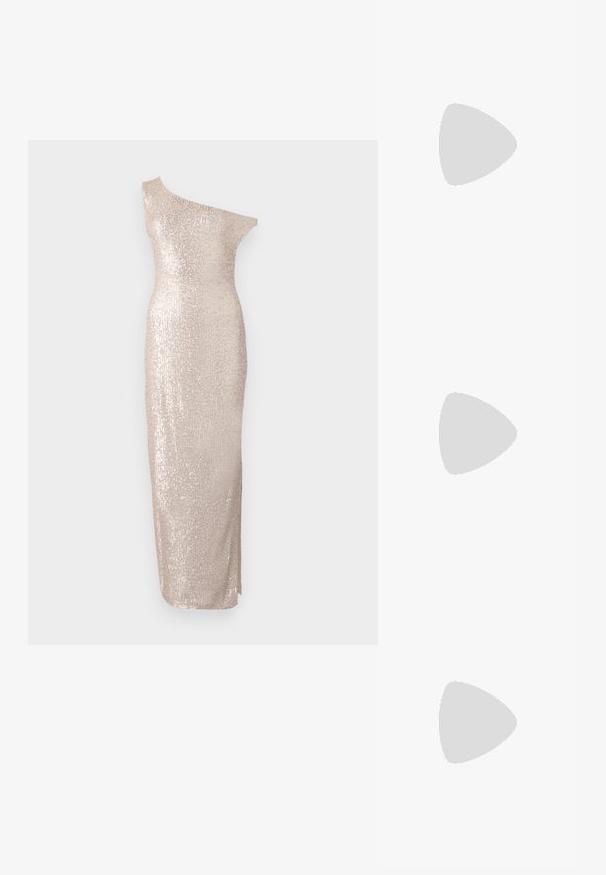 Knie-lange, one-shoulder jurk in lichtbeige met een getailleerd silhouet, voorzien van een paillettenstructuur en een slanke, rechte ontwerp.; Zwart patent slingback hak met een spitse neus, voorzien van een gestructureerde slangenprint, verstelbare band en een korte, gestructureerde blokhak.; Zwarte leren schoudertas met twee vo pockets, gouden gespen, ritsluiting en een smalle band. Tekstuur oppervlak en compacte rechthoekige vorm.; Gouden metalen oorbellen in de vorm van een gebogen, verlengde hoop. Kenmerkend zijn het gladde, glanzende oppervlak en de afgeronde punt voor extra detail.