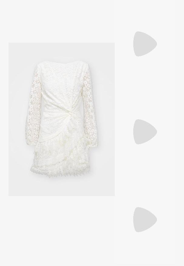 Maje Päevakleit - ecru; Mustad musta värvi kontsaga sandaalid mitme kitsaste rihmaga, slingback disainiga ja hõbedase aktsendiga kontsal. Sile ülemine materjal ja kvartskonts.; Maje MISS MINI - Ülerinna-kott - noir; Kuldne tooni kõrvarõngad mitme voolava ahelaga, millel on selged ovaalsed rhinestone aktsendid ja dekoratiivsed stud-tippud.