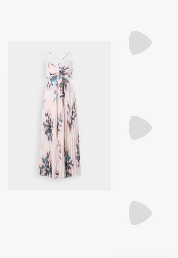 Plisserad maxiklänning i mjuk rosa med blå och svart blommönster. Har tunna axelband och en figursydd överdel som övergår till en flödande kjol.; Svart lackläder slingbacksko med spetsig tå, ankelremmar med silverfärgade spännen och detaljer samt en smal klack.; Silverfärgad metallic handväska i hjärtform med dubbla handtag, kedjesnodd och slät yta. Har metalldetaljer och sydda kanter.; Ring i guldutförande med en organisk, vriden design, slät yta och avsmalnande ändar, vilket ger ett modernt, skulpturalt utseende.
