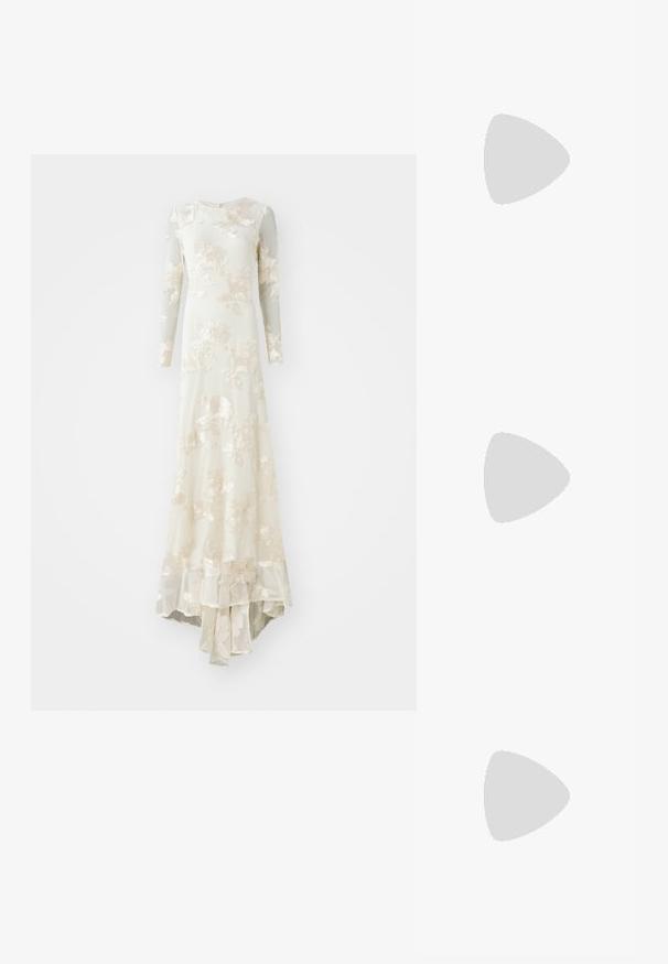 YAS YASFLOREE TRAIN DRESS - Svečana odjeća - gardenia; Crna lakirana slingback cipela s izduženim vrhom, remenčićima oko gležnja s srebrnim kopčama i dijelovima, te vitkim potplatom.; Crna kožna torba s lukovitim oblikom, odvojivim remenom i zlatnim detaljima. Torba ima preklop s kopčom.; Zlatne okrugle naušnice s glatkom, sjajnom završnom obradom. Imaju polukružni oblik i sigurni sistem kopčanja na post.