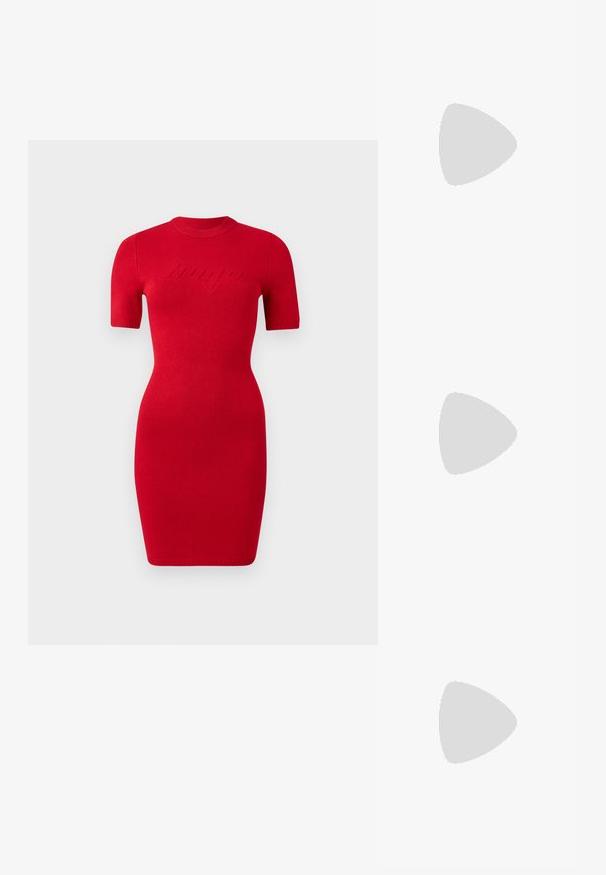 Rød strikket kjole med korte ermer, slim fit og rund hals. Har hevet "bango" tekstdetalj på forsiden.; Sorte sandaler med stropper, firkantet tå og lav blokk hæl. Har flere tynne stropper og en justerbar ankelstropp. Laget av glatt lær.; Svart lær crossbody-veske med glatt tekstur, rektangulær form og metallkjede detaljer på framsiden. Justerbar stroppe inkludert.; Sølv dråpeøreringer med firkantet studs, med en glatt, polert overflate og en tåreformet design som reflekterer lys med en blank overflate.