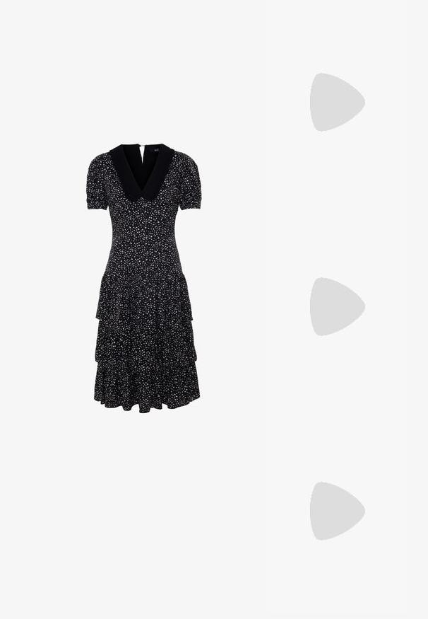 Zwarte jurk met witte stippen, V-hals met een zwarte kraag, korte poffende mouwen, uitgerokken rok met gelaagde ruffles. Ritssluiting aan de achterkant.; Rode suède ballerina's met een puntige neus, lage blokhak en elastisch randje rond de opening voor een perfecte pasvorm.;  Schildpadbril met ovale monturen, bruine lenzen en slanke zwarte armen met subtiele patroonaccenten.; Rode leren handtas met een gestructureerde vorm, bovenhandvatten en een klep met een zilveren hardware detail. Gezockte oppervlakte met zichtbare nerf.; Vierkante zilveren en gouden horloge met een witte wijzerplaat, gouden uurmarkeringen en een gevlochten metalen band met afwisselend zilveren en gouden schakels.; Witte parelketting met variërende maten van glanzende ronde parels, voorzien van een gouden karaal sluiting en een verstelbare ketting.
