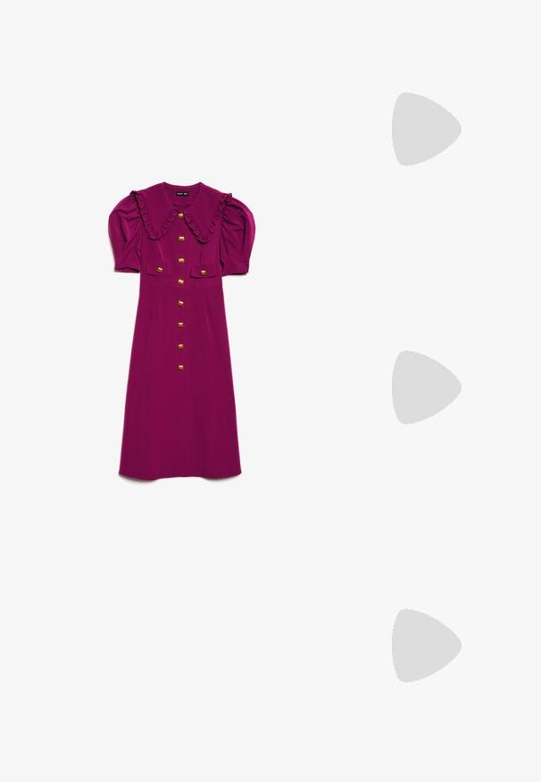 Vestuário fúcsia com mangas bufantes e gola com volantes. Apresenta grandes botões dourados e dois bolsos frontais. Textura de tecido suave.; Sapato slingback preto em pele patentada com bico apontado, tiras no tornozelo apresentando fivelas e acessórios prateados, e um salto elegante.; Bolsa de mão metálica dourada com um design estruturado, textura suave e alça ajustável. Apresenta uma forma triangular única e costura minimalista.; Brincos em tom de ouro com formas onduladas e texturizadas. Inclui studs escultóricos com presilha e um design de argola aberta com um acabamento martelado.