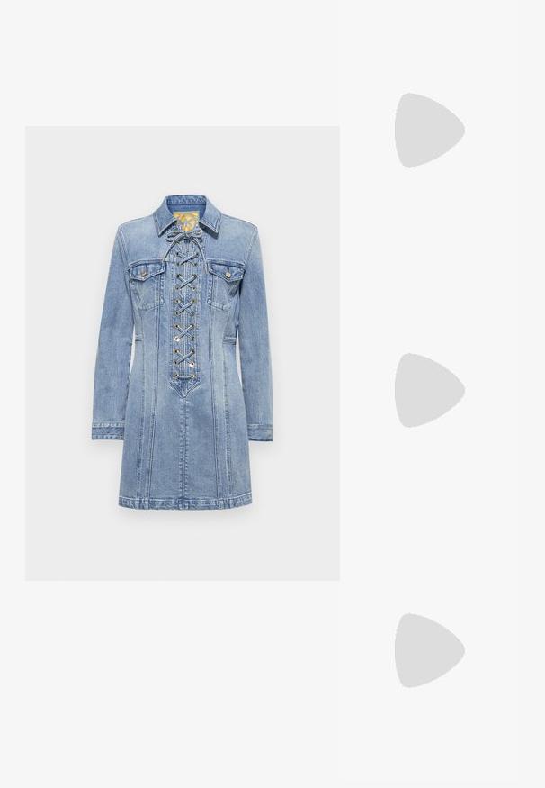 Vaaleansininen denimikangas mekko, jossa on pitkät hihat, nauhakuomu edessä, kaksi rintataskua, kullanväriset yksityiskohdat ja tiukka siluetti.; Musta patent slingback-kiilakorko teräväkärkisellä muotoilulla, jossa on teksturoitu käärmeennahkakuosi, säädettävä remmi ja lyhyt, teksturoitu blokkiheel.; Musta nahkainen olkalaukku, jossa on kaksi etutaskua, kultaiset soljet, vetoketjukiinnitys ja kapea hihna. Teksturoidun pinnan ja kompaktin suorakaiteen muoto.; Korvakorut, joissa on helmi, kiillotettu pinta, hopeanväriset vipuvarret ja pyöreät valkoiset helmet. Yksinkertainen, klassinen muotoilu.