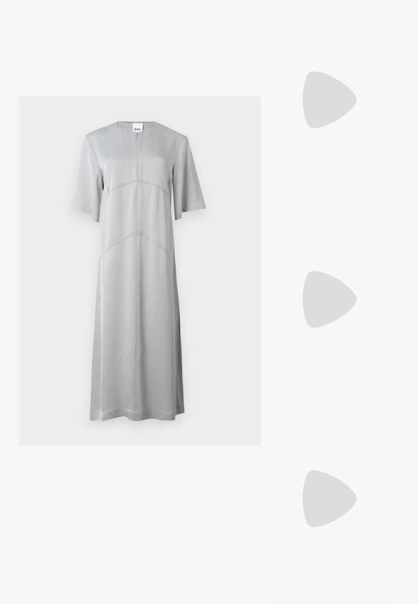Hellgraues Midi-Kleid aus glattem Stoff, mit kurzen Ärmeln, Rundhalsausschnitt und diagonalen Nahtdetails für einen strukturierten Look.; Weiße Leder-Sneaker mit einer dicken weißen Sohle, schwarzem Wildlederakzent an der Ferse und geprägtem Logo an der Seite. Schnürdesign mit sechs Ösen.; Schwarze übergroße Sonnenbrille mit geometrischer Form, ausgestattet mit dunklen Gläsern und einem kontrastierenden grauen Detail im Rahmen. Logo am Bügel.; Silberne Creolen mit einer glatten, glänzenden Oberfläche. Abgerundete Form, leichtes Design, mit einer Steckverschluss. 