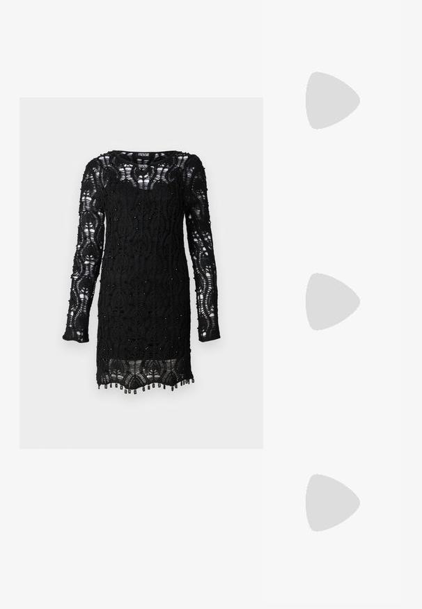 Abito in pizzo nero con maniche lunghe, caratterizzato da un motivo floreale, dettagli di perline e orlo frangiato. Tessuto semi-trasparente.; Mule in pelle patinata nera con tacco alto, punta affilata e silhouette elegante, dotato di apertura sul dietro e tacco a stiletto sottile.; Occhiali da sole neri con montatura rettangolare, lenti azzurro chiaro, finitura opaca e dettagli in argento sulle cerniere. Made in Italy.; Borsa a mano in pelle nera con finitura lucida, dotata di una fibbia centrale, due tasche frontali e una tracolla corta.