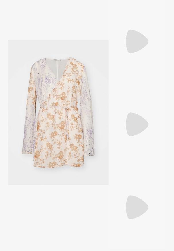 Lillelillelise lilledega mähkmise Kleid, millel on pikad varrukad, beež alus koos oranžide ja lillade lillemusteritega ning seotav vöökoht. Kerge kangas.; Must musta ankle boot terava nina ja turske ruudukujulise kontsaga. Sile tekstuur, sujuv disain ja minimaalne õmblus.; Kreemivärviline nahast kott volditud disainiga, millel on tõmblukuga sulgemine ja eemaldatav reguleeritav rihm. Sile tekstuur, minimaalne riistvara.; Hõbedatooni rõngakujulised kõrvarõngad, millel on sile, kõver disain ja tekstuuriga pind, sisaldades klambrit kinnitamiseks.
