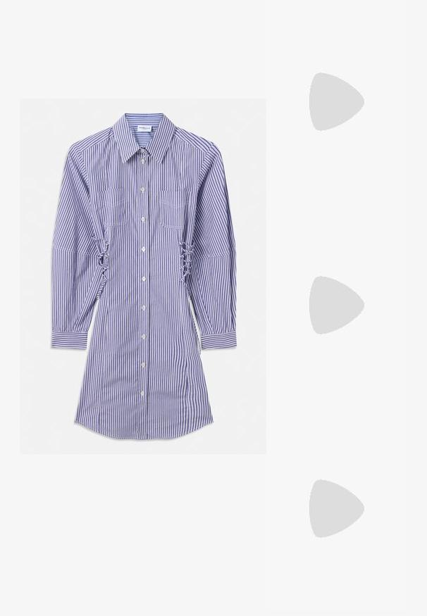 Rochie cămașă cu mâneci lungi, cu dungi verticale albastre și albe, cu butoane în față, buzunare pe piept și detalii adunate pe lateral.; Pantofi cu toc slingback negri din patent, cu vârf ascuțit, cu imprimeu de șarpe texturat, curea ajustabilă și toc scurt texturat.; Geantă neagră din piele, tip crossbody, cu două buzunare frontale, catarame aurii, închidere cu fermoar și o curea subțire. Suprafață texturată și formă rectangulară compactă.; Cercei aurii care prezintă un cristal clar, rectangular, suspendat sub un rând de accente mici, rotunde, clare. Design elegant și modern.