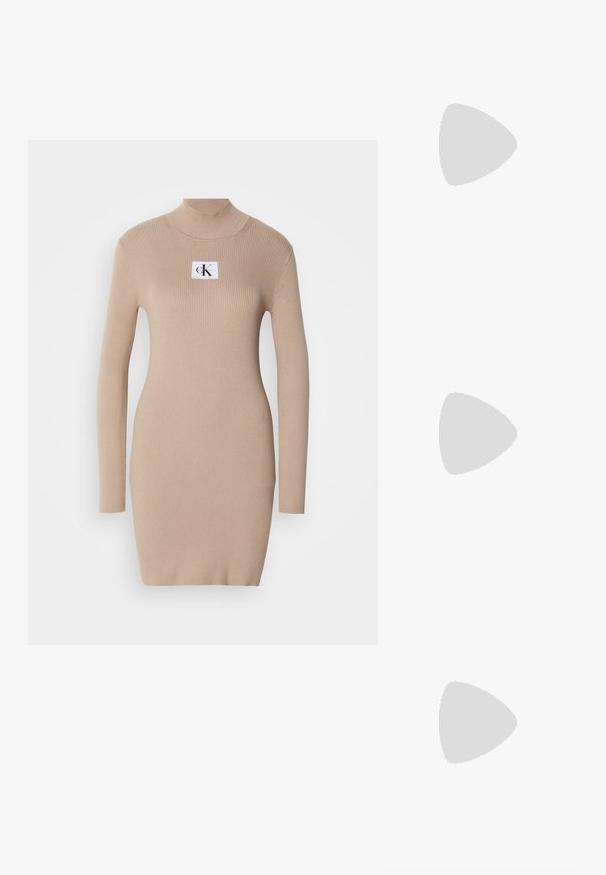Rochie tricotată bej, cu guler înalt, mâneci lungi, textură cu nervuri și o etichetă pătrată cu logo pe piept. Design ajustat, de lungime până la genunchi.; Sabot plat metalic argintiu cu un design al curelei curbate și o talpă subțire. Prezintă un bucluc pentru degete și un aspect minimalist.; Geantă de umăr din piele neagră cu o textură moale, formă triunghiulară și curea ajustabilă, asortată cu o bluză cu dungi albastre deschise și pantaloni albi.; Cercei rotunzi din argint cu un finisaj neted și strălucitor. Design ușor, având o formă rotundă și închidere cu tijă.