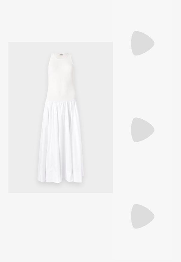 Bílé maxi šaty s ribovaným vrškem a volnou nabíranou sukni. Vyrobeny z lehké tkaniny, mají bezrukávový design a kulatý výstřih.; Průhledná sandálová obuv s průhledným svrškem, béžovou stélkou a štíhlým páskem kolem kotníku. Má špičatou špičku a tenký vysoký podpatek.; Hnědé sluneční brýle s gradientem, s průhledným růžovým rámem, čtvercovým tvarem a tenkými kovovými nohami. Charakterizovány zaoblenými hranami a minimálním zdobením.; Černá kožená kabelka s zakřiveným tvarem, zipovým uzávěrem, dvěma černými třásněmi a stříbrnými kovovými detaily, včetně unikátního upevňovacího prvku.