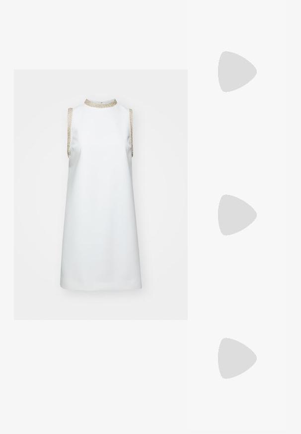 Robe blanche sans manches avec un col montant et des accents métalliques dorés le long des épaules, texture lisse et forme évasée.; Escarpin slingback en vernis noir avec un bout pointu, présentant un imprimé serpent texturé, une sangle réglable et un petit talon bloc texturé.; Sac en cuir noir porté en travers avec deux poches avant, boucles dorées, fermeture zippée et une sangle fine. Surface texturée et forme rectangulaire compacte.; Boucles d'oreilles en métal doré en forme d'anneau, avec une forme courbée et allongée. Elles présentent une surface lisse et brillante avec une pointe arrondie pour un détail supplémentaire.