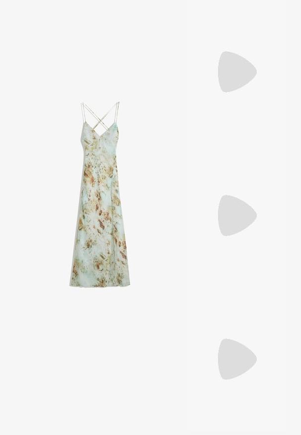 Maxikleid mit Spaghetti-Trägern in einem hellgrünen, aquarellähnlichen Muster, das erdige Brauntöne beinhaltet. Glattes Material mit einer fließenden Silhouette.; Klare Absätze Sandalen mit transparenten Riemen, einem beigen Fußbett und einem klobigen klaren Blockabsatz. Elegantes und glattes Design mit einem minimalistischen Ästhetik.; Schildkrötensonnenbrille mit braunen Gläsern, schlanker ovaler Form und glänzender Oberfläche. Verfügt über dezente silberne Akzente an den Rahmen.; Geflochtene Strohhandtasche mit einer runden, strukturierten Form. Verfügt über einen gebogenen Schulterriemen, eine hellbeige Farbe und einen Reißverschluss.