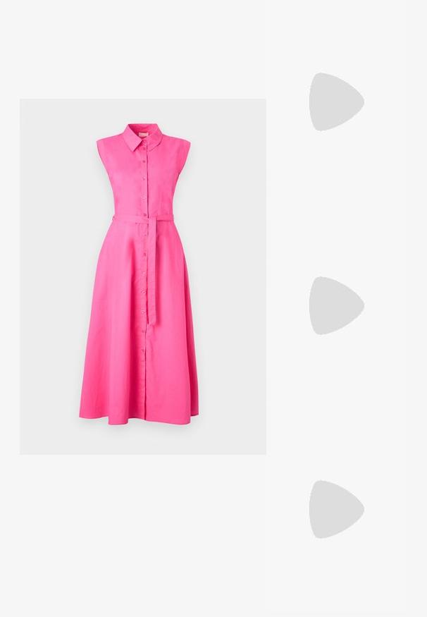 Abito rosa senza maniche con colletto, chiusura frontale a bottoni e cintura in vita. Presenta una gonna fluida che arriva a metà polpaccio. Tessuto liscio.; Sandali neri con tacco alto presentano sottili cinturini con design annodato, una punta quadrata liscia e un elegante tacco a spillo.; Borsa a mano metallica grigia chiara con tracolla a catena, impreziosita da piccoli chiodi metallici circolari e da un logo triangolare del marchio.; Orecchini a cerchio in argento con una finitura liscia e lucente. Forma arrotondata, design leggero, con chiusura a perno.