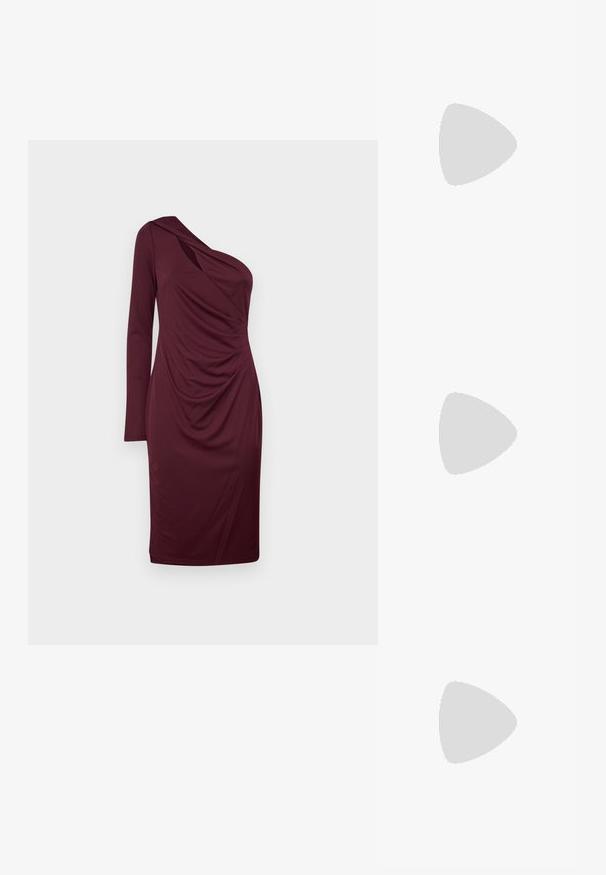Burgundi egyvállas ruha hosszú ujjakkal, elől drapírozott részletekkel és sima, rugalmas anyagból. Térdhosszúságú.; Fekete lakk slingback sarok, hegyes orral, texturált kígyómintával, állítható pánttal és rövid, texturált tömbsarkal.; Fekete bőr keresztbody táska két elülső zsebbel, arany csattokkal, cipzáras záródással és vékony pánttal. Textúrált felület és kompakt téglalap alak.; Aranyszínű fülbevalók, melyek egy téglalap alakú, tiszta kristállyal díszítették, ami egy sor kis, kerek, tiszta kiegészítő alatt lóg. Letisztult, modern dizájn.