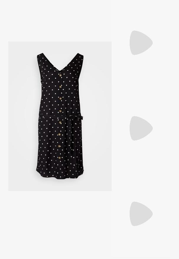 Rochie neagră cu buline albe, guler în V, design fără mâneci, nasturi la front, curea ajustabilă și textură de țesătură moale.; Sandal cu barete negre, cu vârf pătrat și toc mic de bloc. Prezintă mai multe barete subțiri și o bareta ajustabilă la gleznă. Fabricat din piele netedă.; Geantă de umăr din piele neagră, cu o textură netedă, formă rectangulară și un detaliu din lanț metalic în față. Include curea reglabilă.; Cercei din argint cu stud pătrat, având un finisaj neted și lustruit, într-o formă de lacrimă, care reflectă lumina cu o suprafață lucioasă.