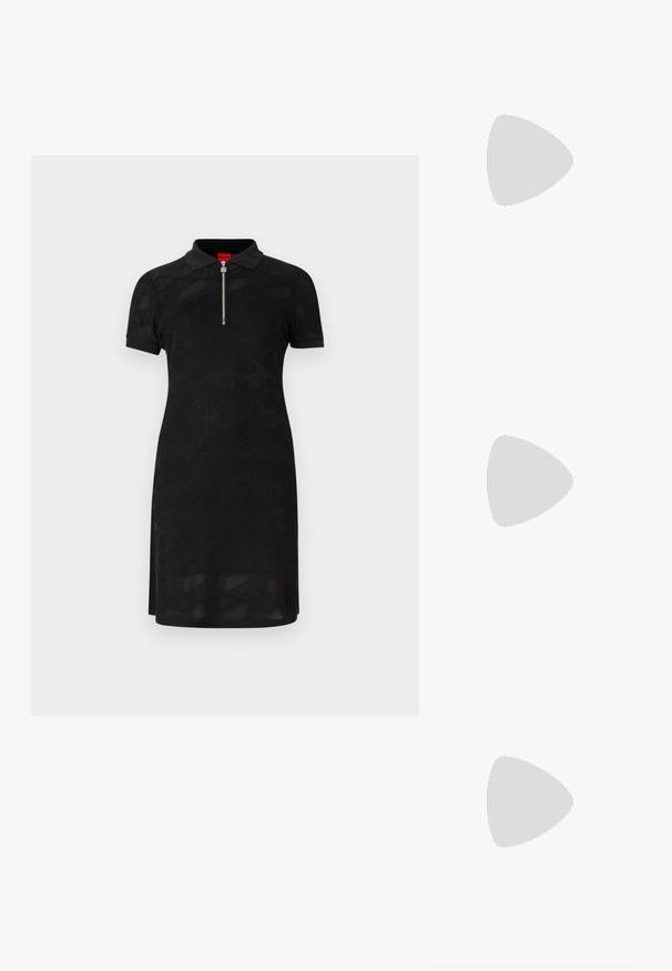 Čierne polo šaty sú vybavené krátkymi rukávmi, zipsovým golierom a textúrovaným geometrickým vzorom po celom obvode, vyrobené z hladkého materiálu.; Čierne slingback topánky s ostrou špičkou a nízkym opätkom, vyrobené z hladkej kože a s výrezmi na boku pre lepšiu priedušnosť.; Čierna kožená ramenná taška so mäkkou textúrou, trojuholníkovým tvarom a nastaviteľným popruhom, skombinovaná s svetlomodrou pruhovanou košeľou a bielymi nohavicami.; Triumf kovových prsteňov: jeden v ružovom zlate, jeden zlatý s textúrovanými akcentmi a jeden strieborný, všetky s gravírovaným logom na vnútornej strane.