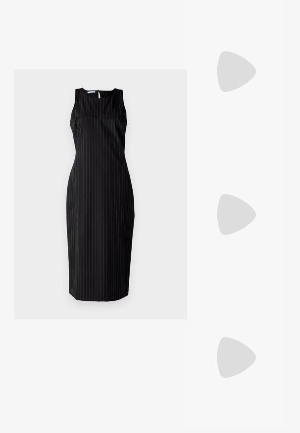Schwarzes ärmelloses Kleid mit vertikalen weißen Nadelstreifen, figurbetontem Schnitt, knielang, runder Ausschnitt und Schlüsselloch-Verschluss im Rücken.; Schwarze, hochhackige Sandalen mit dünnen Riemen und einem geknoteten Design, einer glatten, rechteckigen Zehenpartie und einem eleganten Stiletto-Absatz.; Hellegraue metallische Handtasche mit einer Kettenriemen, verziert mit kleinen kreisförmigen metallic Nieten und einem dreieckigen Markenlogo.; Silberne Creolen mit einer glatten, glänzenden Oberfläche. Abgerundete Form, leichtes Design, mit einer Steckverschluss. 
