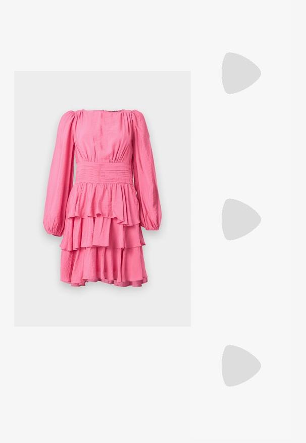 Rosa klänning med långa puffärmar, strukturerad tyg, elastiskt midjeband och lager av volanger i kjolen. Framträdande färg och flödande design.; Spetsig tå högklackad sko med en färgpalett av silver, guld och nude. Glansig yta med utskärningsdesign, utrustad med en stilettklack.; Silverfärgad metallisk påse med en mjuk, rundad form och en knutstängning upptill. Tillverkad av ett mjukt material i konstläder.; Silverörhängen med en vriden design som har en blank yta och bakåtlås. Mått ca 3 cm i diameter.