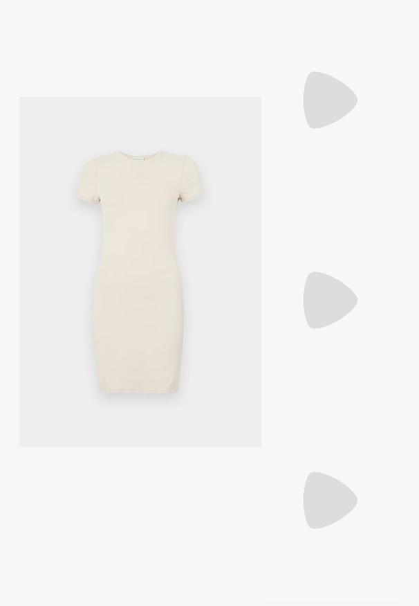 Osvetljeno bež kratkotrajno obleko s prilegajočo silhueto. Narejena iz mehkega materiala, z majhnim izvezenim logotipom na prsih.; Črne čevlje s koničastimi nosovi in slingback obliko z nizko peto, izdelane iz gladke usnjene materiale ter s črtasto zasnovo na strani za prezračevanje.; Črna usnjena torbica s ukrivljeno obliko, ozkim ročajem, srebrnim zadrgo in logotipom Calvin Klein na sprednji strani. Gladka tekstura in minimalističen dizajn.; DKNY HEART DROP - Uhani - gold-coloured/cry