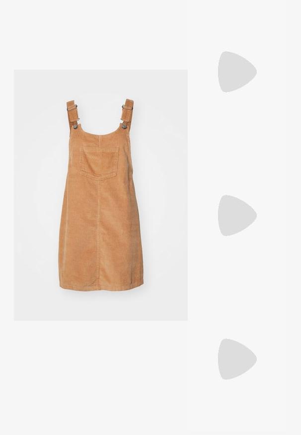 Kord-Dungaree-Kleid in Hellbraun, mit verstellbaren Trägern, einer Fronttasche, vertikaler gerippter Textur und geradem Schnitt.; Schwarz und graue Sportschuhe mit einem strukturierten Mesh-Obermaterial, Gummisohle und unterstützendem Design. Verfügt über ein Logo und ein Schnürsystem.; Grauer, übergroßer Hoodie mit Kängurutasche, kombiniert mit einem marineblauen, ausgestellten Rock. Accessoire: großer, hellgelber Rucksack mit glatter Textur.; Silberne Creolen mit gedrehter Gestaltung, ausgestattet mit einer polierten Oberfläche und einer Steckverschluss. Sie haben einen Durchmesser von ca. 3 cm.