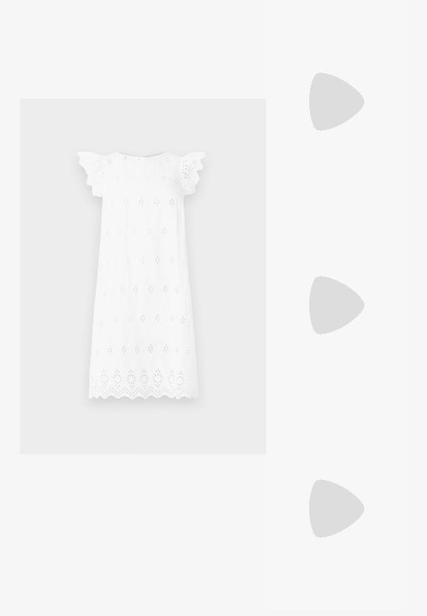 Fehér ruházat rövid, fodros ujjakkal. Broderie anglaise minta az egész ruhán, hullámos szegély. Könnyű anyag, egyszerű sziluett.; Fehér pamut póló, amelyen elöl egy nagy, élénkpiros homár grafika látható. Rövid ujjú és standard környakú kialakítás.; Fehér magaskorsó vászon sportcipő fekete gumi talppal, elülső gumi orrnyereggel és hat fűzőlyukkal, letisztult, minimalista dizájnnal.; Piros bőr kézitáska szögletes, geometrikus kialakítással. Egy állítható pánttal és varrott részletekkel ellátott fedélzárral rendelkezik.