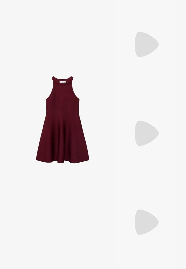 Abito senza maniche color bordeaux con bodice aderente, gonna a campana e colletto alto, realizzato in un morbido tessuto a maglia. Senza motivi o dettagli visibili.; Sandal in pelle marrone con un design a intaglio, cinturino laterale regolabile e suola piatta, con dettagli metallici e punta aperta.; Borsa in pelle marrone con parte superiore arricciata e tracolla a catena. Texture liscia con finitura lucida e dettagli di cucitura sottili sui lati.; Stradivarius SET - Bracciale - dark brown