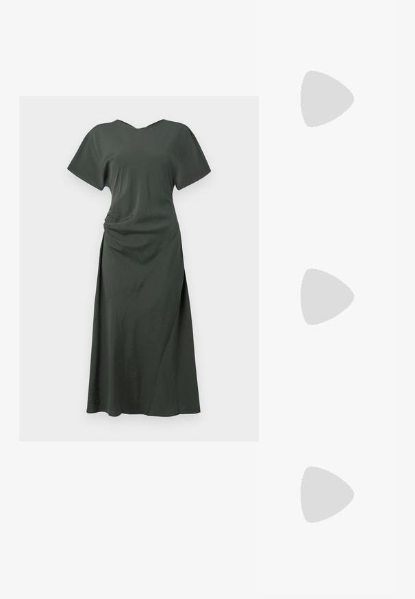 Robe vert olive, longueur genou, à manches courtes, décolleté en V et détail drapé sur le côté. Tissu lisse avec une légère brillance.; Chaussure slingback en cuir verni noir avec un embout pointu, des brides de cheville avec des boucles en argent et des éléments en métal, et un talon fin.; Sac à main en métal doré avec un design structuré, texture lisse et bandoulière ajustable. Présente une forme triangulaire unique et des coutures minimalistes.; Boucles d'oreilles dorées présentant des formes texturées et ondulées. Comprend des clips sculpturaux et un design de créoles ouvertes avec une finition martelée.