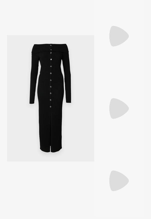 Svart ribbad off-shoulder midi-klänning med långa ärmar, som har en framtida knappslå och en slits längst ner. Slät yta.; Svarta högklackade sandaler har tunna remmar med en knuten design, en slät fyrkantig tå och en smal stilettklack.; Ljusgrå metallisk handväska med kedjestropp, prydd med små cirkulära metallnitar och en triangulär logotyp.; Silverfärgade hängande örhängen med en slät, blänkande yta. Rundad form, lätt design, med ett stift- och bakstängning.