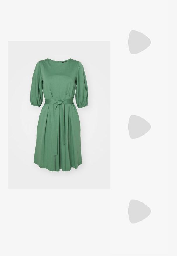 WEEKEND MaxMara JUMBO - Jerseyklänning - verde; Svart läderballerinaskor med rund tå, slät yta, minimala söm detaljer och en flexibel sula.; THEMOIRè PHOEBE KNOTS - Shoppingväska - black; Orrhängen i guldton med en knutdesign. Varje örhänge har en cirkulär klar baksida för säker användning.