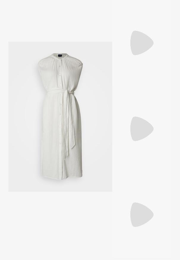 GAP TIE WAIST DOWN MIDI - Abito a camicia - new off white; Sandal in beige piatta con multiple cinghie sottili e una fibbia regolabile. La suola è piatta con un leggero contrasto scuro lungo il bordo.; Borsa a spalla bianca con una finitura testurizzata, un accentuato fermaglio centrale e una forma curva. Chiusure a cerniera su entrambi i lati.; Anello d'oro con design testurizzato e ondulato, caratterizzato da tre picchi prominenti. Superficie liscia e lucida con una fascia aperta per una vestibilità regolabile.