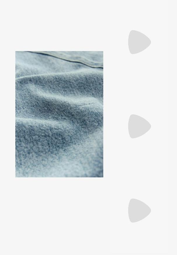 Helles blaues Denim-Gewebe mit einer subtilen Textur und sichtbarem Webmuster, das leichte Farb- und Weichheitsvariationen aufweist.; Weinrote und silberne Sneaker mit einem strukturierten Mesh-Obermaterial, geschichteter Gestaltung und einer Gummisohle, die über komplexe Ausschnitte sowie ein auffälliges Nike-Logo verfügt.; Helle graue Lederhandtasche mit geschwungener Form, goldenen Beschlägen, einem Frontverschluss und gesteppten Details. Verstellbarer Schulterriemen inklusive.; Goldring mit einem verdrehten Design und runden Akzenten, glatter Textur und einheitlicher Breite, wobei das polierte Finish hervorgehoben wird.