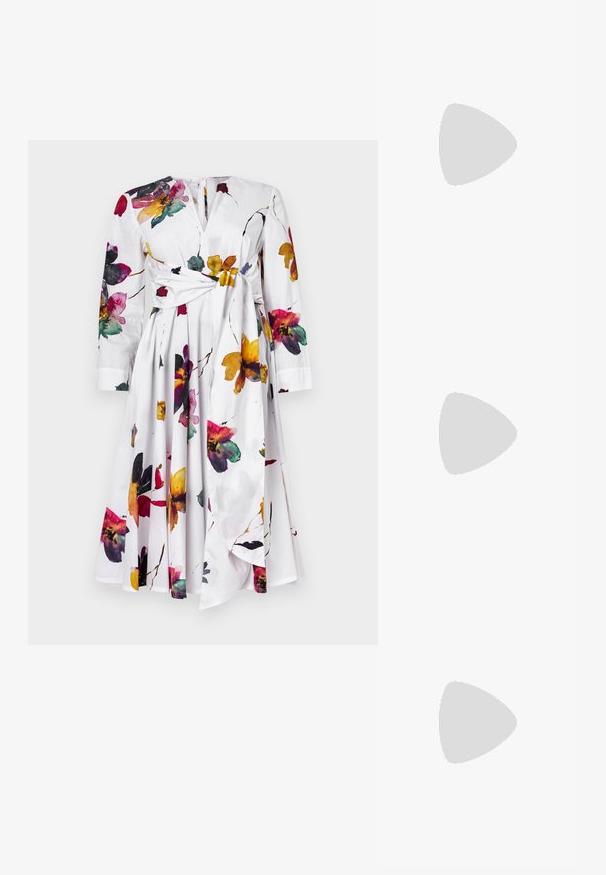 Vestido blanco con mangas largas, estampado floral en morado, amarillo y rojo. Presenta un detalle de cintura anudada y una falda acampanada.; Sandalia de tacón alto con tiras en dorado, que presenta tiras adornadas, un diseño de punta cuadrada y un tacón cuadrado delgado para mayor estabilidad.; Cult Gaia VIERA - Clutch - natural; Tres pares de pendientes: grandes aretes de perlas blancas, aros de oro con piedras preciosas transparentes, y dos pendientes largos y rectos de oro con detalles brillantes.