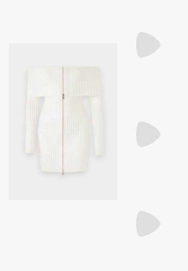 Hvit rillede off-shoulder kjole med lange ermer, med glidelås foran og en tettsittende silhuett. Myk, stretchy stoff.; Sorte patentlær slingback-sko med spiss tå, detaljer i sølv og lav blokkheel. Glatt, skinnende tekstur gjennom hele.; Svart lær crossbody-veske med glatt tekstur, rektangulær form og metallkjede detaljer på framsiden. Justerbar stroppe inkludert.; Sølv dråpeøreringer med firkantet studs, med en glatt, polert overflate og en tåreformet design som reflekterer lys med en blank overflate.