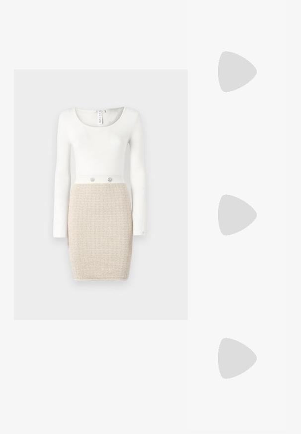 Rochie albă cu mâneci lungi, cu un top ajustat și fustă texturată de culoare bej, având accente decorative sub formă de nasturi la talie.; Sandale negre cu toc înalt au curele subțiri cu un design legat, un vârf pătrat neted și un toc stiletto elegant.; Geantă metalică gri deschis, cu un strap din lanț, decorată cu mici ținte circulare metalice și un logo de marcă triangular.; Cercei rotunzi din argint cu un finisaj neted și strălucitor. Design ușor, având o formă rotundă și închidere cu tijă.
