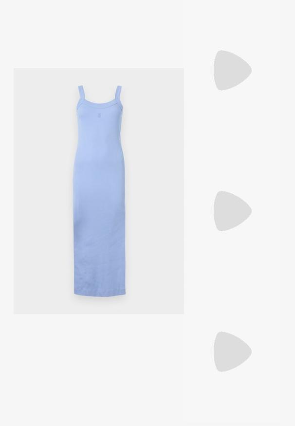Ljusblå ärmlös klänning i ribbat material med en figurnära silhuett, med en rundad halsringning och justerbara axelband.; Bruna lackläder högklackade sandaler med ankelrem, öppen tå och en elegant, minimalistisk design. Har en fyrkantig klack.; Bruna sköldpaddsformade glasögon med ovala linser, tunna skalmar och transparanta detaljer. Innehåller en diskret logotyp på bågen. Snygg, lätt design.; Brun läderhandväska med en böjd silhuett, enkel rem och guldfärgad detaljer. Har en flätad accent och en slät, matt yta.