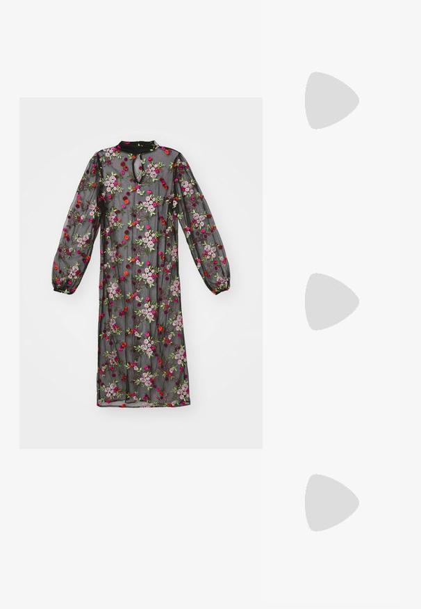 Permatomas juodas suknelė su ilgomis pūstomis rankovėmis, puošta spalvingu gėlių siuvinėjimu rožinės, raudonos ir žalios spalvų ant tekstūruotos medžiagos. Iškirptė su raktų skylutė.; Juodai lakuoti slingback aukštakulniai su smailiu kojų pirštu ir mažais blokiniais kulniukais, su sidabro sagtimi ant dirželio.; Juodas odinis krepšys su išlenkta forma, nuimamu dirželiu ir auksiniais detalėmis. Krepšys turi kilpą su sagtimi.; Trys auskarų poros: dideli balti perlų studai, auksinės auskarai su skaidriais brangakmeniais ir du ilgi tiesūs auksiniai akcentų auskarai su blizgančiomis detalėmis.